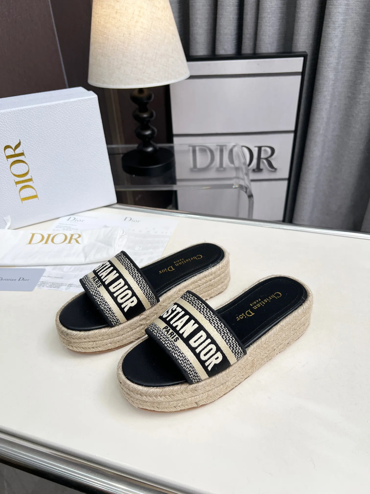 👟👟Ex-factory price 420👟👟 Dior's new spring and summer IVIETA DWAY jelly-colored flat-soled one-slip women's shoes with CD letter logo three-dimensional embroidery thick-soled round-toe open-toe slippers. The original version is developed to be the top version on the market. It feels soft and delicate on the feet and is extremely comfortable. Material: Upper imported raffia electric embroidery high-temperature water-soluble cotton technical fabric + water-dyed cowhide foot pad lining + original consistent combination outsole Outsole: original outsole Size: 35-42 (40.41.42 custom-made, non-refundable and non-exchangeable)